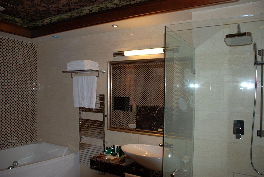 Metropolis Hotel Bistriţa Buitenkant foto
