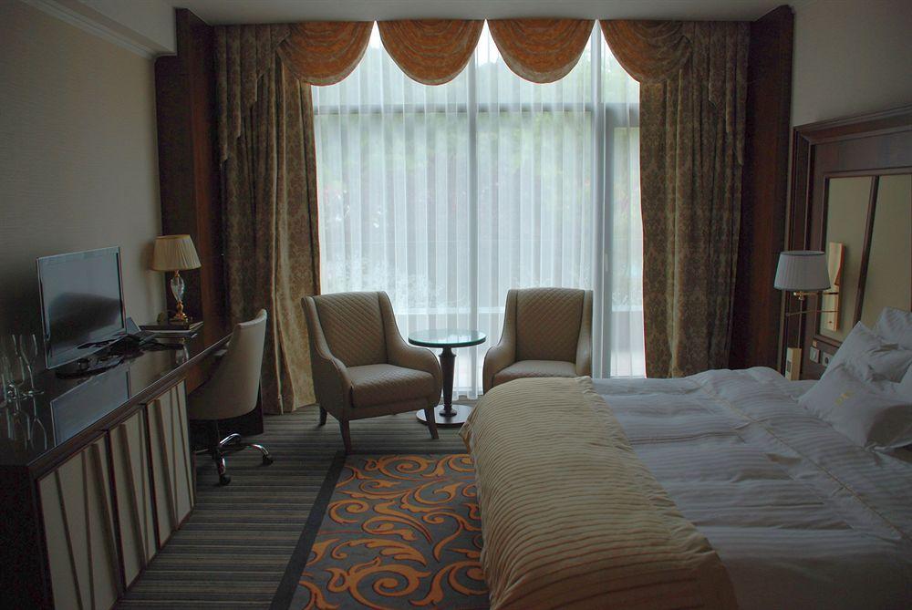 Metropolis Hotel Bistriţa Buitenkant foto