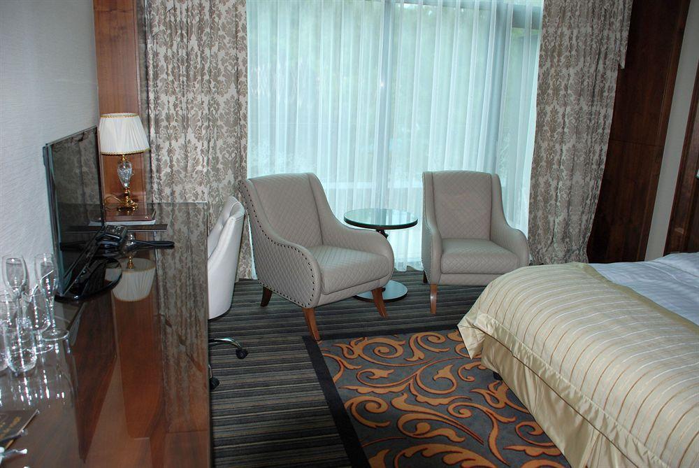 Metropolis Hotel Bistriţa Buitenkant foto