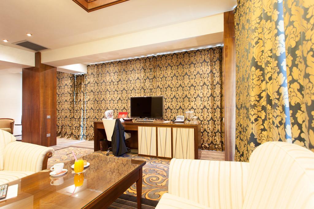 Metropolis Hotel Bistriţa Buitenkant foto