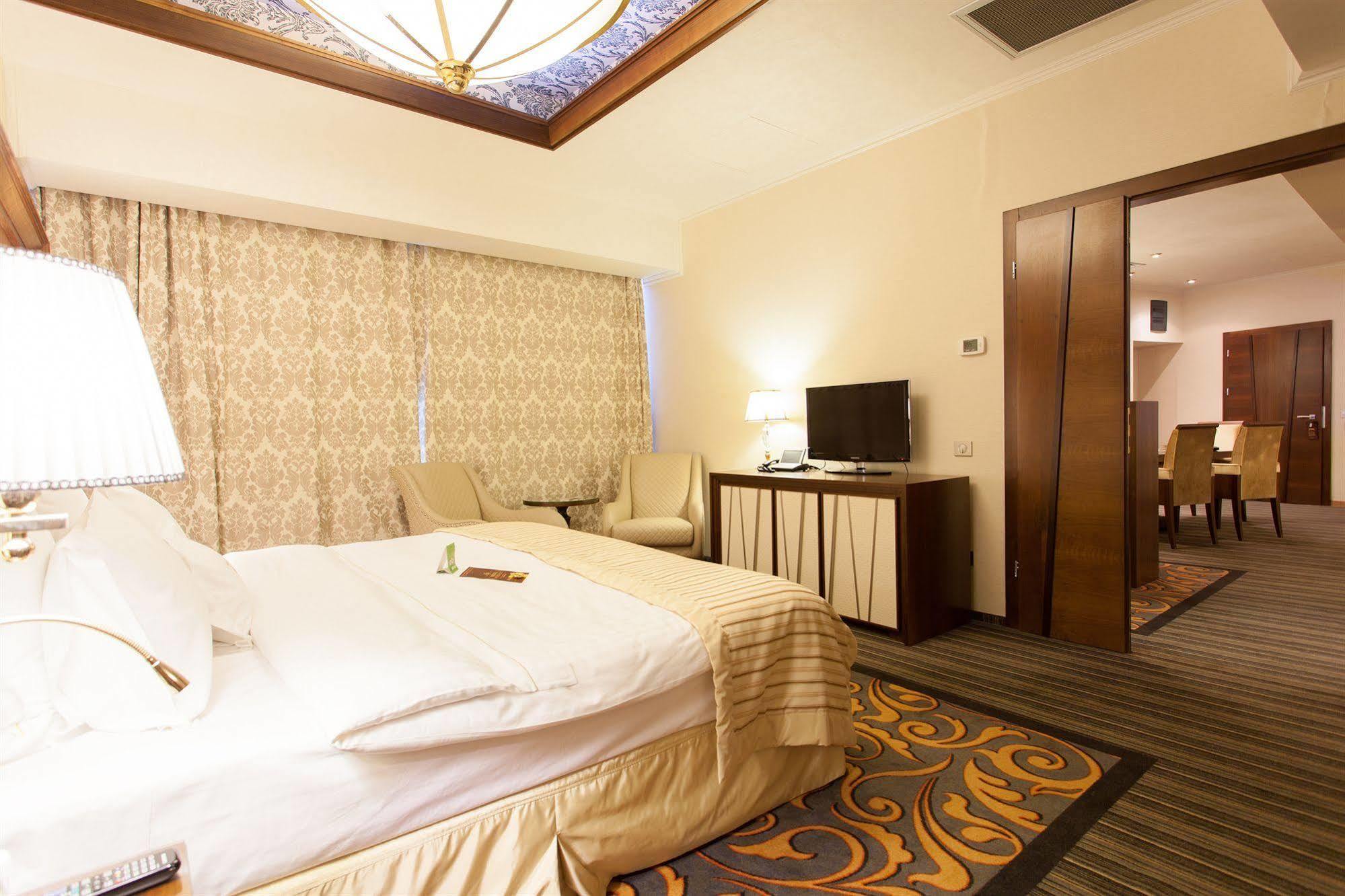 Metropolis Hotel Bistriţa Buitenkant foto