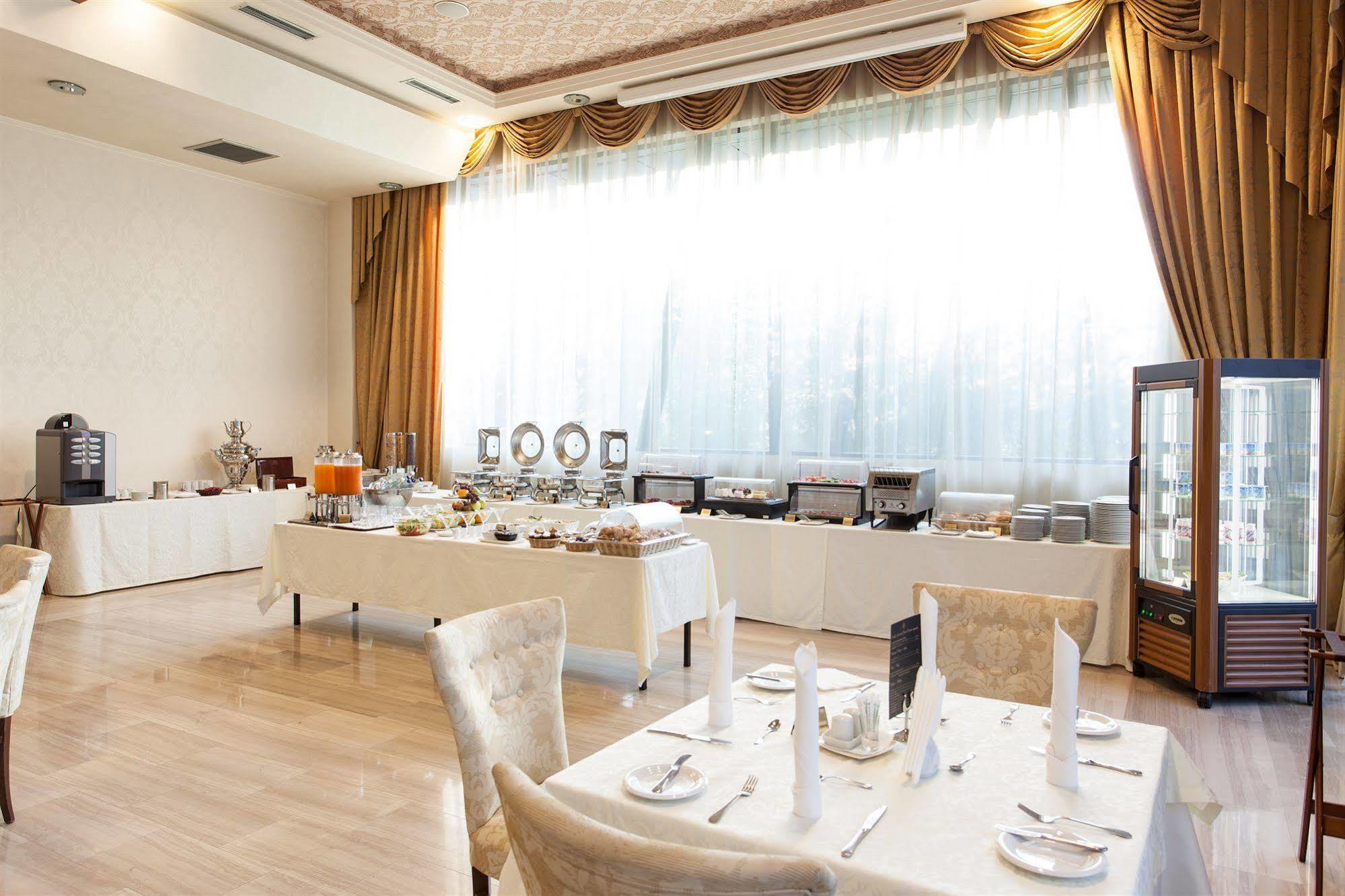 Metropolis Hotel Bistriţa Buitenkant foto